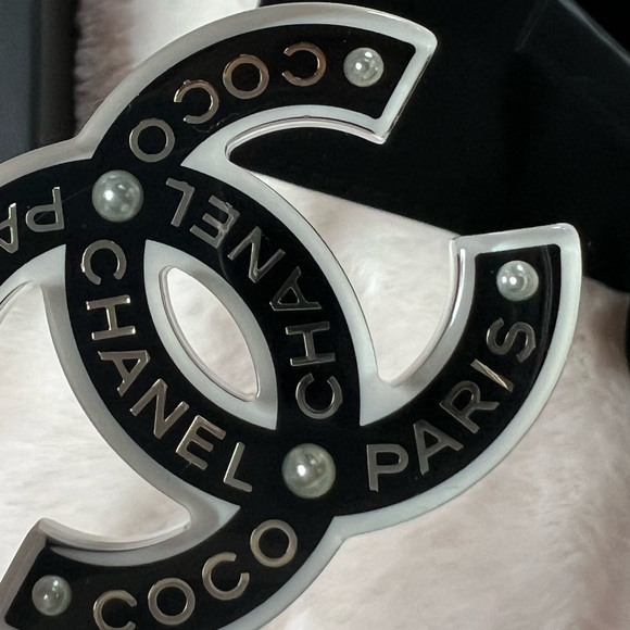 Authentic Chanel brooch 💕 - Picture 8 of 15